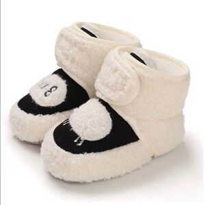 𝅺Babies warm slippers - black / white